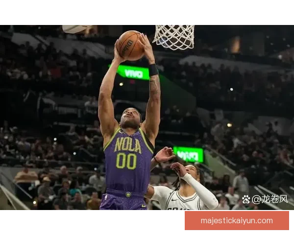 戴维斯近期比赛表现稳健，持续吸引球迷关注与期待