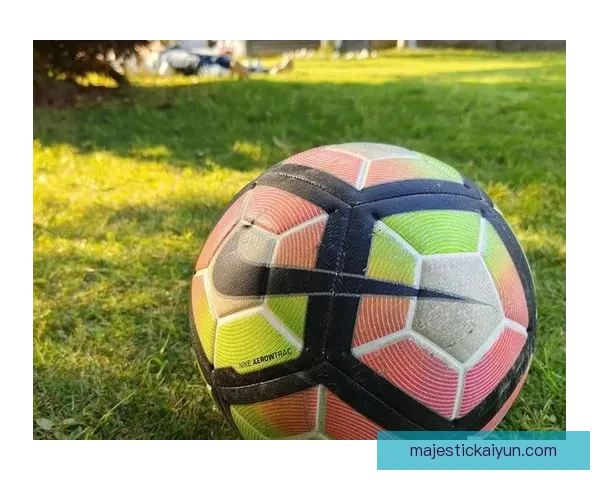 Griezmann 对于足球装备的偏爱引发球迷高度关注与探讨